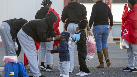 ARRECIFE (LANZAROTE) (ESPAÑA), 20/12/2024.-. Un centenar de personas migrantes, llegadas en las últimas 24 horas, han pasado la noche en la carpa habilitada en el puerto de Arrecife, ante la falta de medios en la isla. En los últimos días han llegado a la isla 321 personas. EFE/ Adriel Perdomo