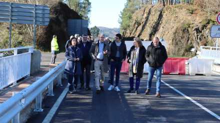 El delegado de la Xunta en Ourense, Manuel Pardo, explica la obra del puente