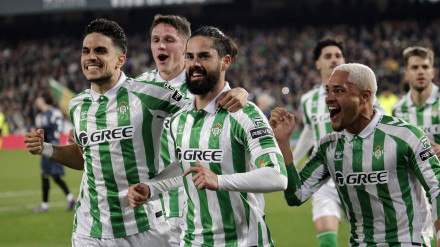 Los jugadores celebran el tanto de IscoJORNADA 18  LIGA PRIMERA DIVISIONESTADIO BENITO VILLAMARINREAL BETIS-SD RAYO VALLECANO900/Cordon Press
