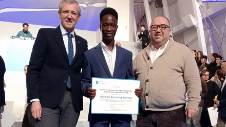 Ibrahima posa con su diploma junto al presidente de la Xunta y el director de los centros San Aníbal, Jesús Iglesias