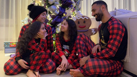 Mo Salah sube una foto junto a su familia celebrando la Navidad.