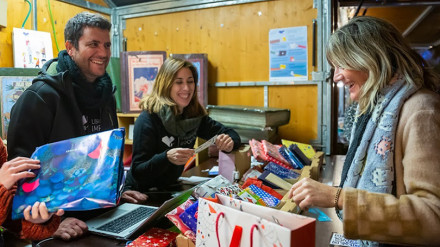 Caseta de la campaña 'Libros que importan' en la plaza del Pilar.