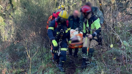 El herido fue traslado en una camilla, a pie, sobre un kilómetro