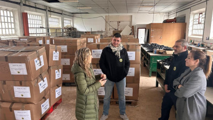 Martina Aneiros, Diego Rico, Manuel Tato y Pamen Pieltáin durante la entrega del material