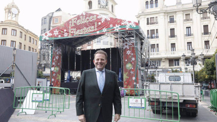 29/12/2023 El delegado de Fiestas y Tradiciones del Ayuntamiento de Córdoba, Julián Urbano, ante el escenario que ya se prepara en las Tendillas para celebrar la Fiesta de Fin de Año.POLITICA ANDALUCÍA ESPAÑA EUROPA CÓRDOBA SOCIEDADAYUNTAMIENTO DE CÓRDOBA