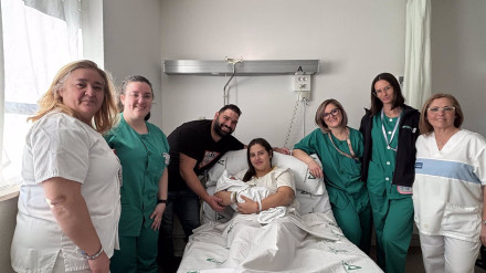 Foto de familia tras el nacimiento de Lucas, el primer bebé de la provincia de Córdoba del año 2025..Lucas es el nombre del primer bebé que ha nacido en la provincia de Córdoba en el recién iniciado año 2025. Ha venido al mundo a la 1,38 hora de la madrugada de este miércoles, 1 de enero, con tres kilogramos de peso y 50 centímetros de talla, según han informado desde la Consejería de Salud y Consumo de la Junta de Andalucía.POLITICA SALUDJUNTA DE ANDALUCÍA