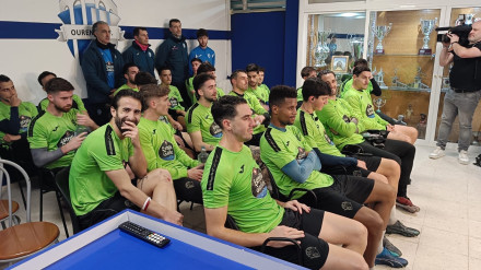 Los jugadores del Ourense CF en la sede del club en Oira siguen el Sorteo de la Copa del Rey