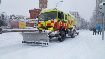 Vehículo todoterreno de servicio público quitanieves en situación de emergencia, en un día de nieve, debido al frente frío polar Filomena