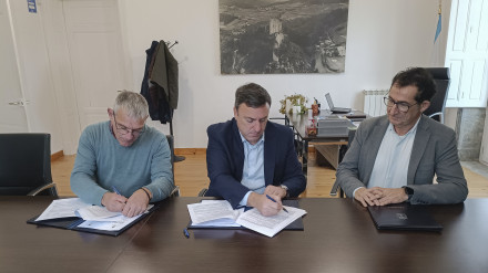 Secundino García y Valentín González durante la firma del convenio en el Ayuntamiento