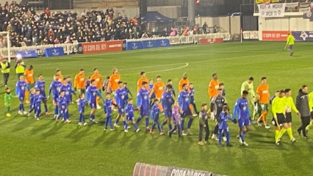 Los jugadores del Ourense CF y Valencia saltan al césped para disputar el encuentro en un estadio lleno