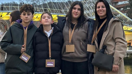 Los adolescentes modestinos con la edil de la localidad