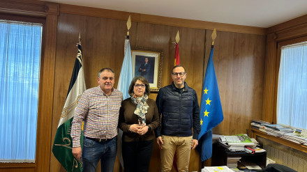 Amador Díaz, alcalde de Xinzo; María Angeles Martínez, concejala de Servicios Sociales; y Germán Rodríguez-Saá, presidente de la AECC de Ourense