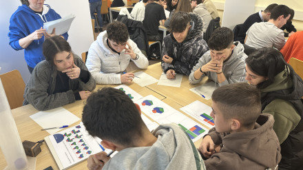Un grupo de estudiantes de Bachillerato y de FP trabaja en la resolución de los retos propuestos en el Escape Room de 2024