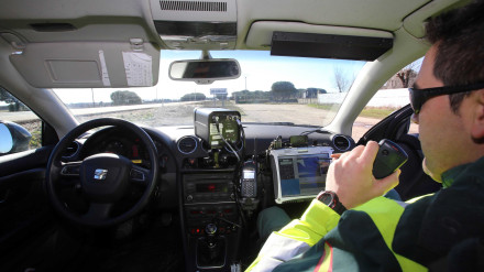 Agente de la Guardia Civil durante un control de velocidad