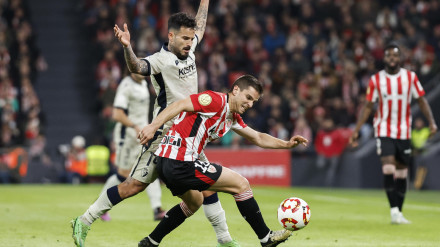 Galarreta controla el balón ante Rubén García en el Athletic - Osasuna de Copa del Rey.