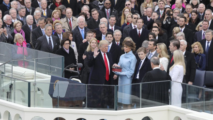 El presidente electo de EE.UU., Donald Trump, jura en 2016 como 45º presidente de los Estados Unidos