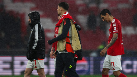 Los jugadores del Benfica se retiran cabizbajos tras caer derrotados por 4-5 frente al Barcelona