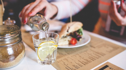 ¿Agua fría, caliente o del tiempo? Lo que deben saber deportistas, personas con migrañas y quienes tienen problemas digestivos