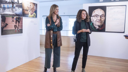 La responsable de la Fundación Caja Rural Granada, Poli Servián, y la fotógrafa Susana Girón, de izquierda a derecha en la imagen en la Sala Zaida