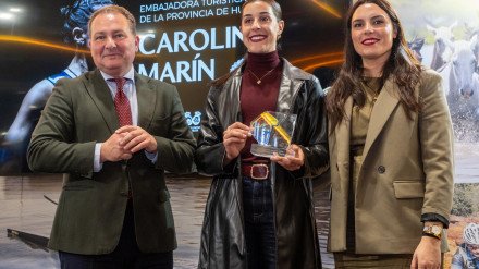 Carolina Marín en el stand de Huelva durante FITUR 2025