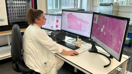 Una profesiona sanitaria con el nuevo equipamiento de anatomia patológica