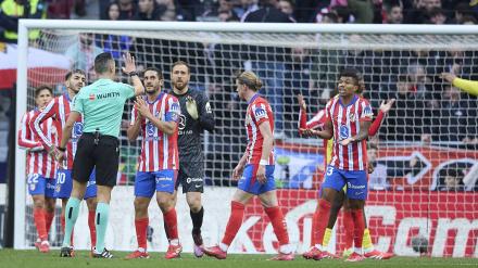 Los jugadores del Atlético protestan al árbitro