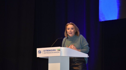 Cuca Gamarra en la clausura del Encuentro Intermunicipal del PP de Extremadura.La secretaria general del PP, Cuca Gamarra, ha reclamado este sábado al presidente del Gobierno, Pedro Sánchez, que tenga "menos prejuicio, menos cabezonería, más sentido común" y no cierre la Central Nuclear de Almaraz, por lo que le ha instado a "escuchar el clamor de la sociedad extremeña y el clamor por Almaraz", ha dicho.POLITICA ESPAÑA EUROPA EXTREMADURA