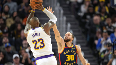Stephen Curry intenta taponar un tiro de LeBron James durante el Lakers-Warriors.
