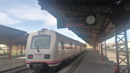 Foto de archivo de uno de los trenes que une Ferrol con A Coruña
