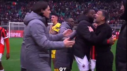 Conceiçao, agarrado por sus jugadores para evitar que agrediera a Calabria.