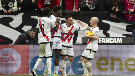 Nteka celebra el gol del Rayo Vallecano con sus compañeros