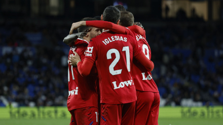 Los jugadores del Getafe celebran el segundo gol de Carles Pérez ante la Real Sociedad