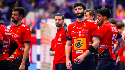 Imagen de tristeza en la selección de balonmano tras quedar eliminados definitivamente del Mundial 2025