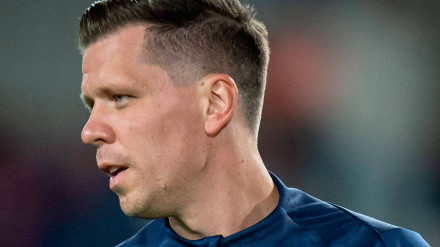Szczesny realiza ejercicios de calentamiento antes del Barcelona-Valencia