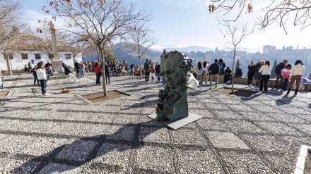 Imágenes de las estatuas y la exposición fotográfica conmemorativa de los Premios Goya en las calles de Granada