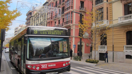 Imagen de autobús de Transportes Rober, pasando por la Gran Vía de Granada