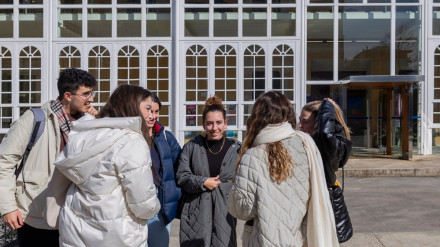 Estudiantes delante de la Facultad de Humanidades y Documentación del Campus Industrial de Ferrol