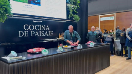 Sergio Rama, cocinero asturiano, realizando el showcookings de Ternera Asturiana