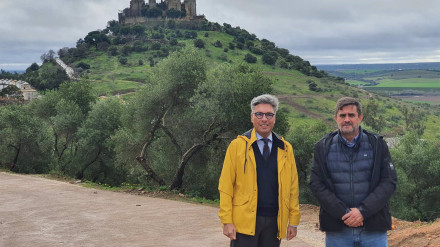 El delegado de Infraestructuras, Sostenibilidad y Agricultura de la Diputación, Andrés Lorite (izda.), y el alcalde de Almodóvar del Río, Ramón Hernández