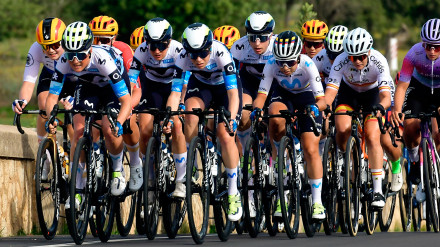 El pelotón a su paso por Santa María del Camí, durante la tercera prueba Binissalem - Port d´Andratx de la II Garden Hotels-Luxcom Challenge Ciclista Mallorca femenina, este lunes