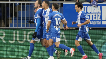 Los jugadores del Alavés celebran el gol de Kike García