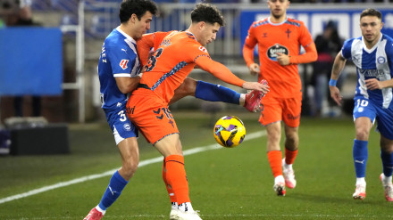 Manuel Sánchez pelea un balón con Pablo Durán