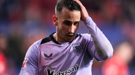 Alex Berenguer del Athletic Club observa durante el partido de LaLiga EA Sports entre CA Osasuna y Athletic Club en el Estadio El Sadar el 21 de diciembre