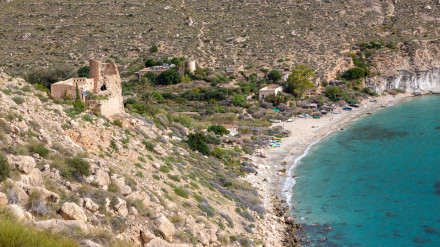 Castillo, edificios y playa Cala de San Pedro, Parque Natural Cabo de Gata, Níjar, Almería