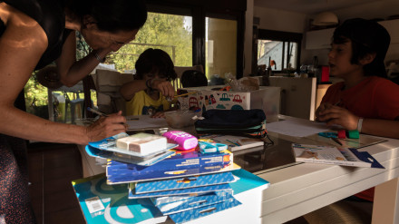 Un niño se pelea con su madre, amenaza con irse de casa, y la decisión que toma ella les obliga a grabar un vídeo: "De pronto"