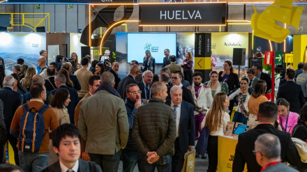 Afluencia de público en el stand de Huelva en FITUR 2025