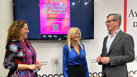 Presentación del Festival Mundial de la Felicidad para los días 14,15 y 16 de marzo en Granada, con el concejal de Turismo y Cultura, Juan Ramón Ferreira