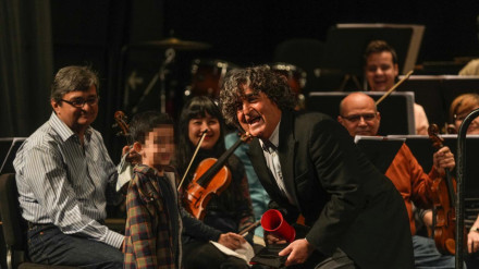 Lolo Fernández interactuando con los más pequeños sobre el escenario