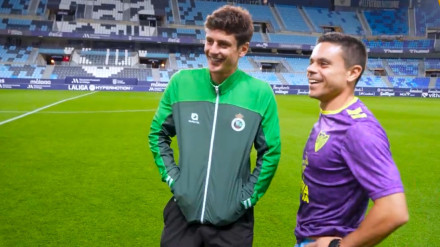 Marco, a la izquierda, saluda en La Rosaleda a su hermano Luca, en el último partido de ambos.