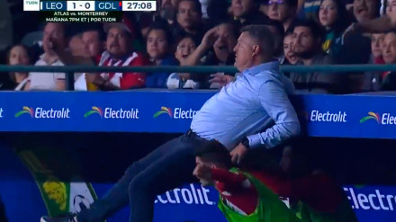 Óscar García se apoya contra su banquillo para evitar caerse al suelo.